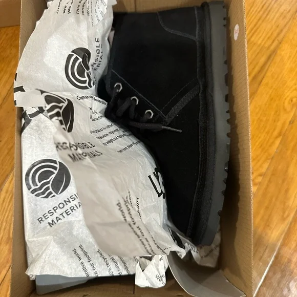 UGG Neumel Boots Women’s - Picture 3 of 6